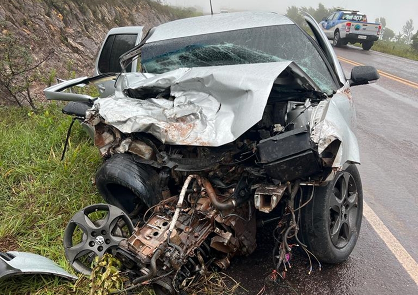 Uma pessoa morre e sete ficam feridas após acidente entre Ituaçu e Barra da Estiva; carro ficou destruído
