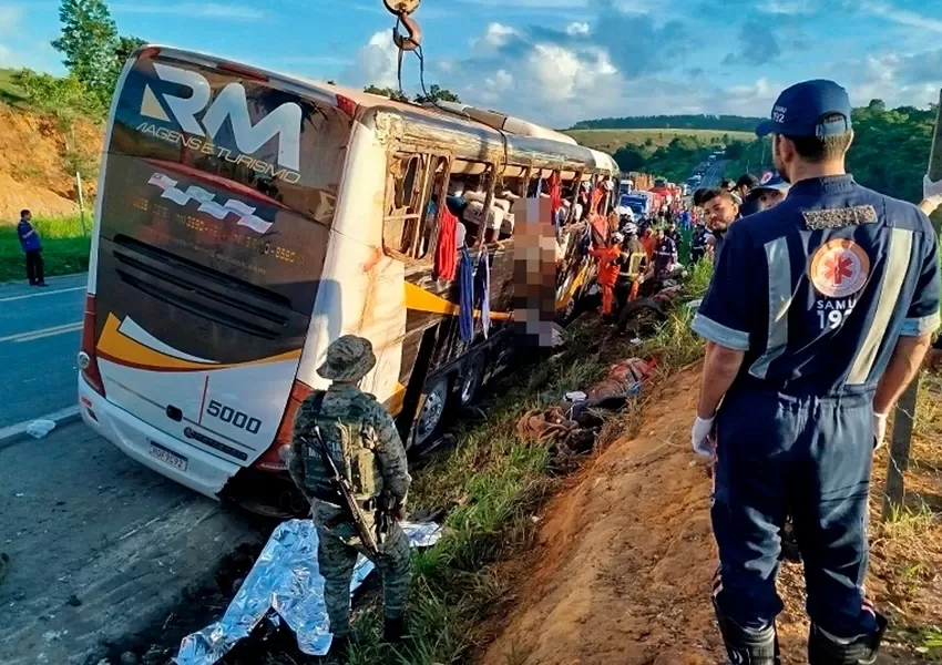 Ônibus de turismo tomba deixando nove mortos e 23 feridos em Teixeira de Freitas