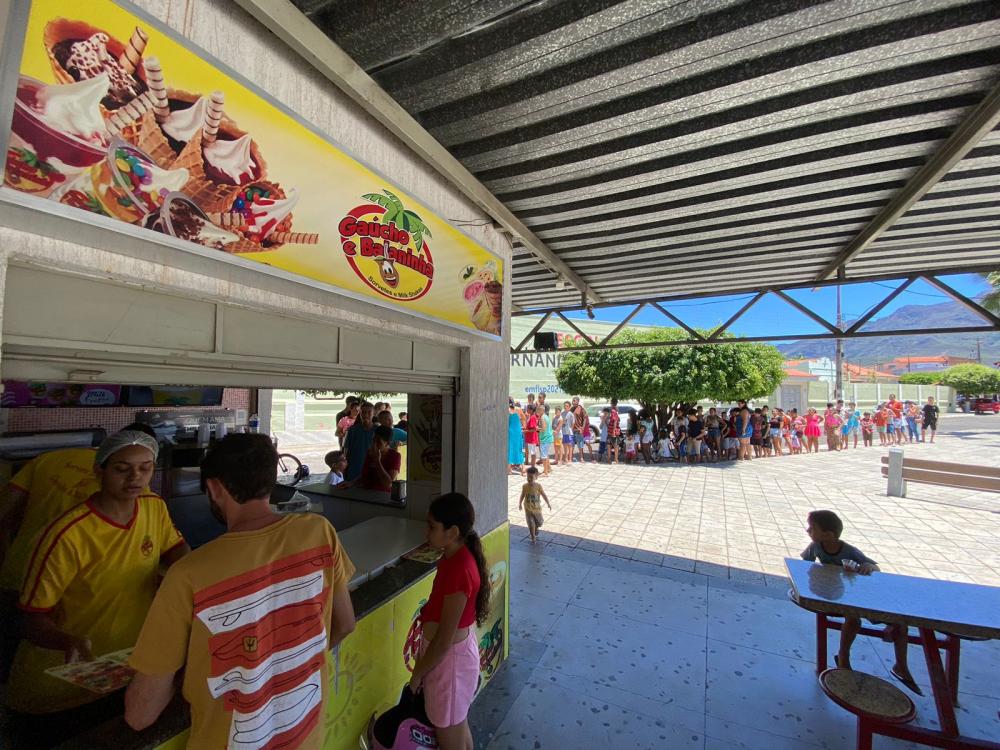 Sorveteria Gaúcho e Baianinha faz alegria de crianças e adultos em Livramento no Dia das Crianças