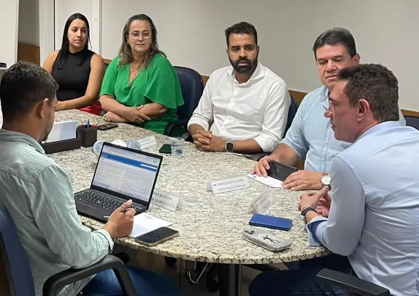 Deputado Marquinho Viana acompanha prefeitos eleitos de Livramento e Abaíra em reunião com presidente da Embasa
