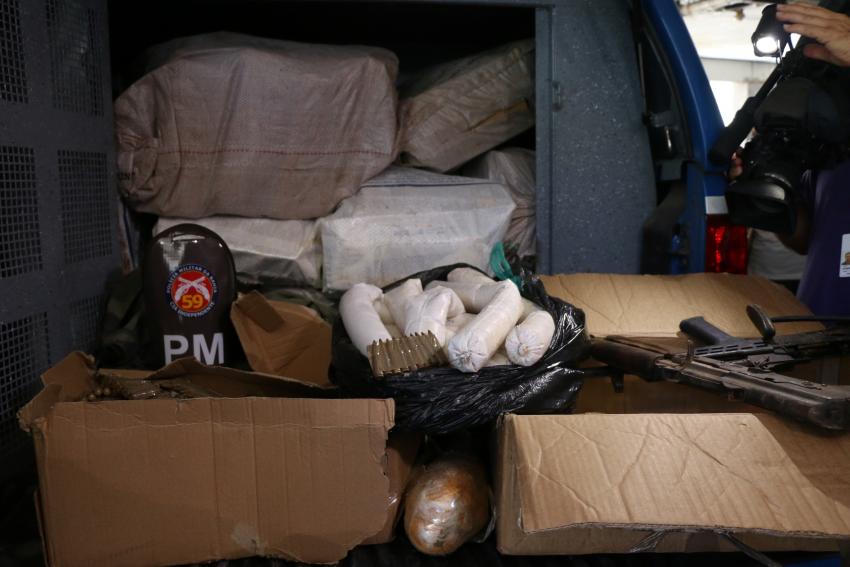 Polícia apreende 500 kg de maconha, 2 fuzis, mais de mil munições e explosivos