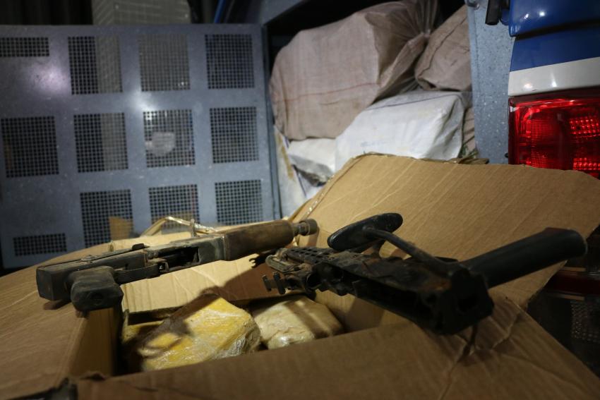 Polícia apreende 500 kg de maconha, 2 fuzis, mais de mil munições e explosivos