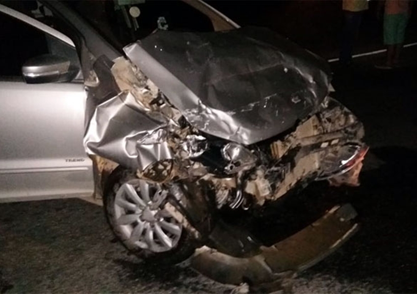 Dom Basílio: Carros colidem na BA-148 e mulher chega a ser arremessada de um dos veículos