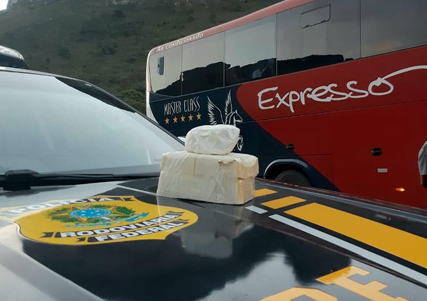 PRF prende passageiro de ônibus com pasta base de cocaína