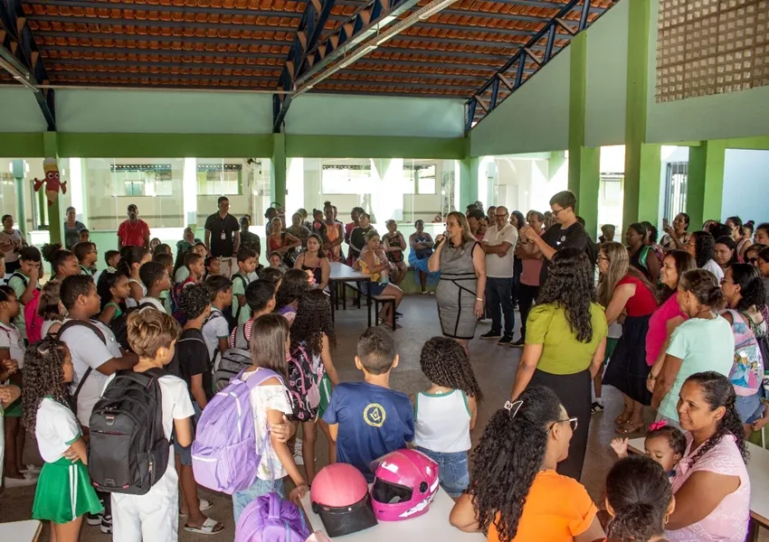Prefeita e autoridades recepcionam estudantes na abertura do ano letivo