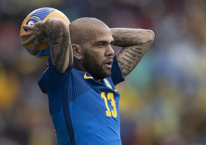 Daniel Alves contrata advogado que já defendeu Messi e Barcelona