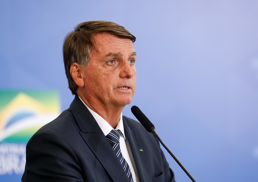 Bolsonaro sente 'desconforto' e é levado a hospital para exames, informa ministro
