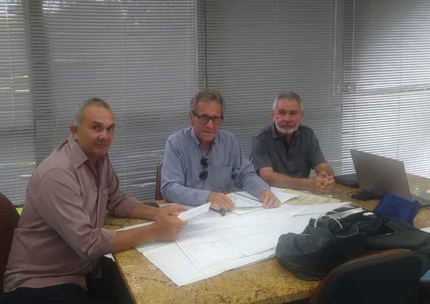Projeto de transposição de águas e pavimentação de ruas são discutidos em visita de autoridades de Dom Basílio à capital