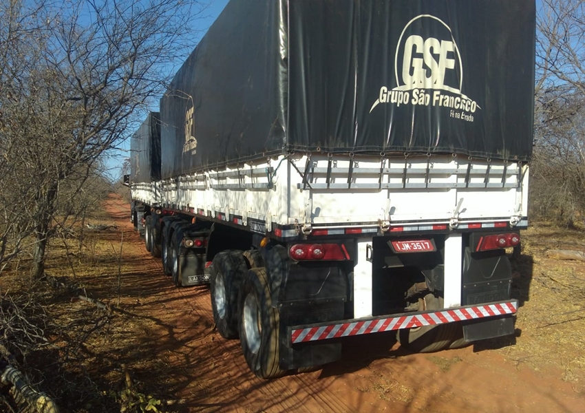 Oliveira dos Brejinhos: Carreta é recuperada após roubo na BA-242
