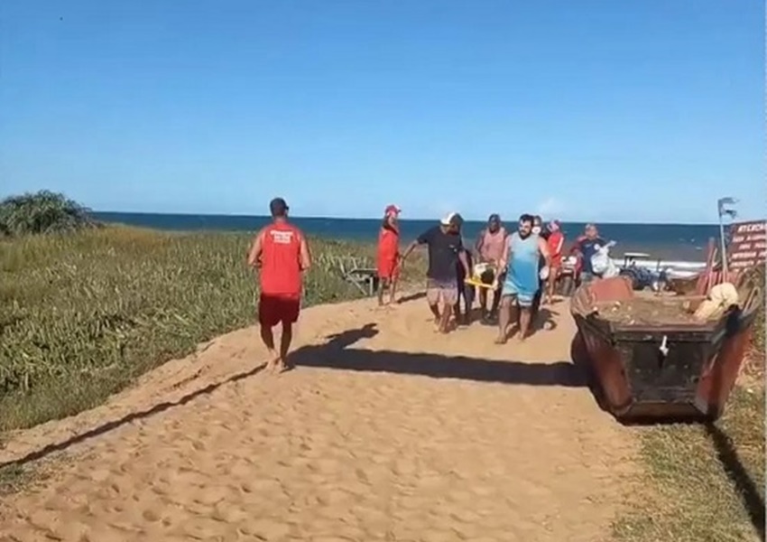 Pescador morre e outros três são resgatados em alto-mar no ES após 14 dias à deriva; embarcação saiu da Bahia