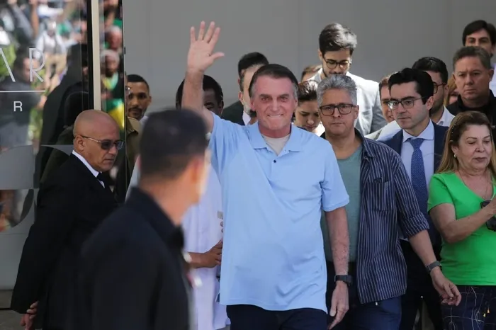 Bolsonaro recebe alta após 21 dias internado e convoca ato por anistia