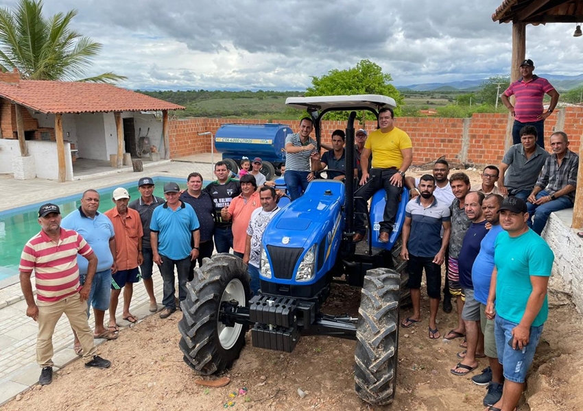 Prefeitura de Ituaçu entrega trator agrícola para associação rural de Barreiro