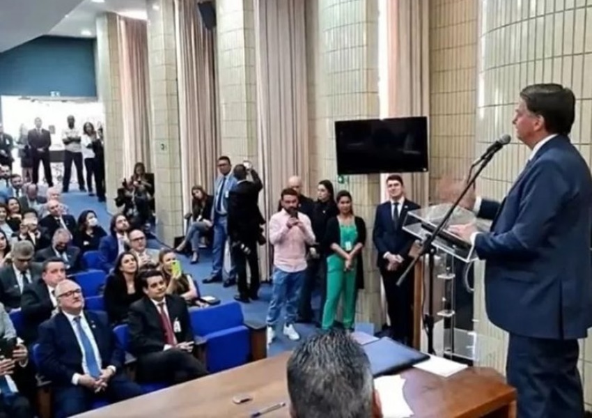 Mais de 2 mil médicos reagem contra CFM após solenidade com Bolsonaro