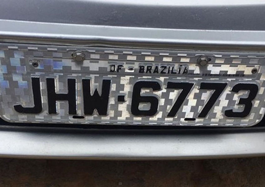 Mecânico é preso suspeito de falsificar placa de carro; Brasília aparece escrito na placa com  Z