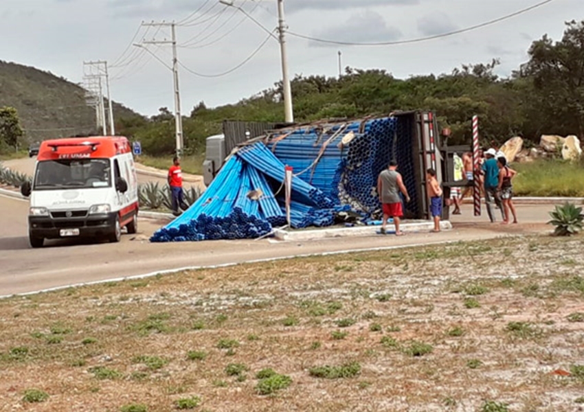  Rio de Contas: Caminhão carregado com canos de PVC tombou na rotatória da rodovia BA-148
