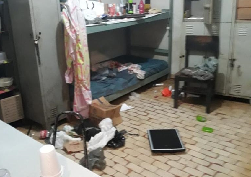 Pau Brasil: Grupo armado invade delegacia, solta preso e deixa carcereiro baleado