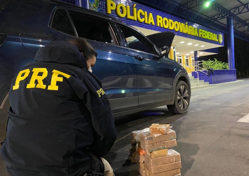 Conquista: Após fuga na rodovia, PRF apreende crack e cocaína dentro de carro 