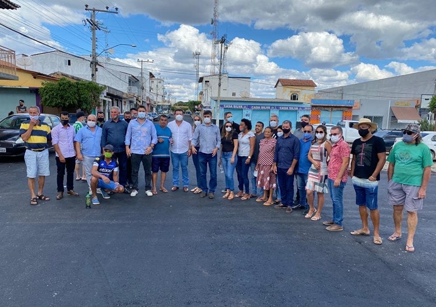 Deputado Marquinho Viana vistoria as obras de pavimentação asfáltica de ruas do centro de Cordeiros