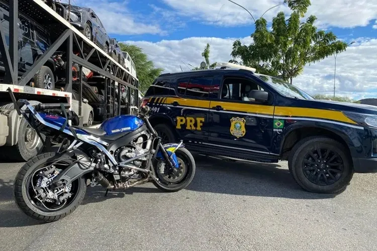 PRF recupera moto com registro de furto transportada em cegonha na BR-116