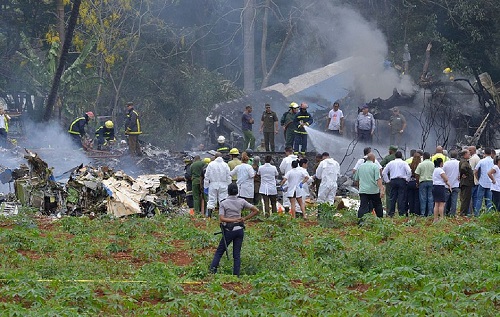 Avião com 113 pessoas cai após decolar de aeroporto em Havana