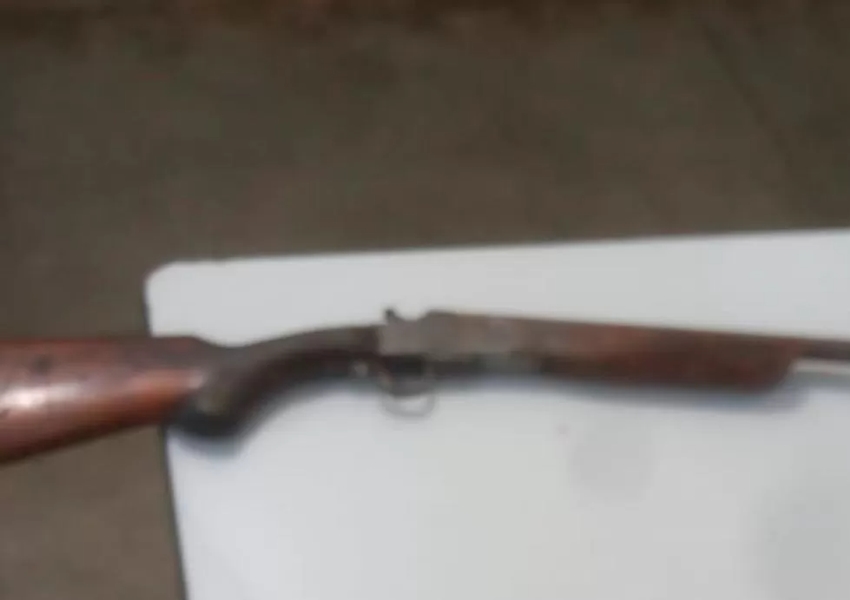Polícia Militar apreende espingarda durante patrulhamento na zona rural de Livramento de Nossa Senhora