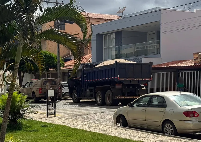 Fiscalização intensificada: motorista de caçamba é flagrado em Livramento sem lona na carga