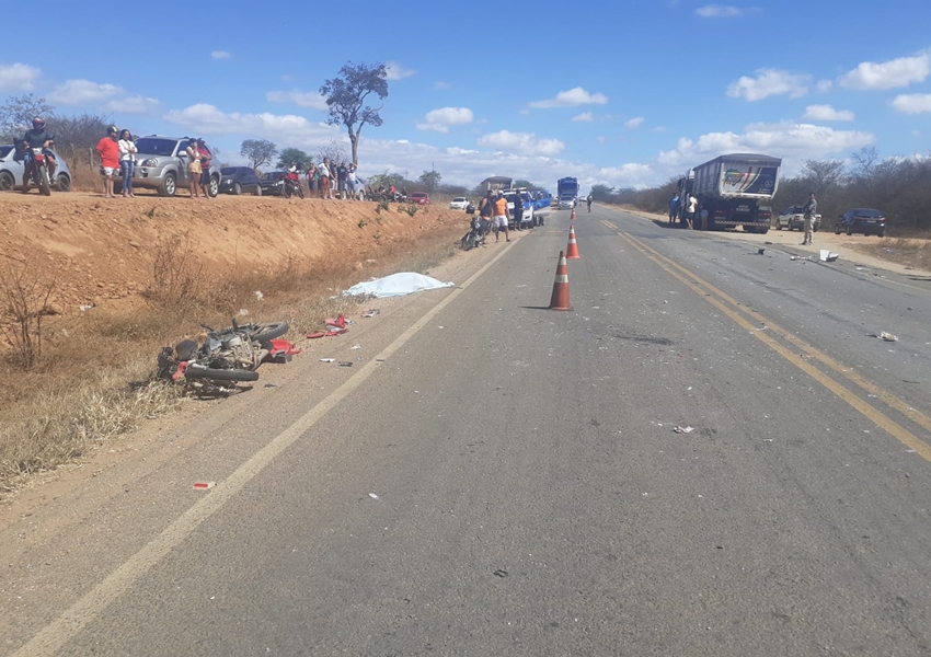 Homem morre após colisão entre moto e carreta no sudoeste da Bahia