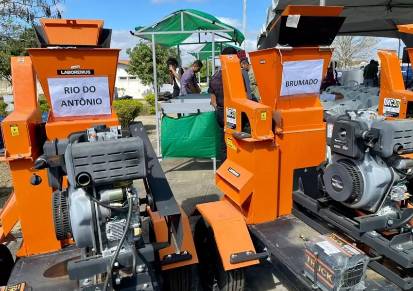 Agricultores de comunidades rurais na Bahia recebem equipamentos para melhorar a produção