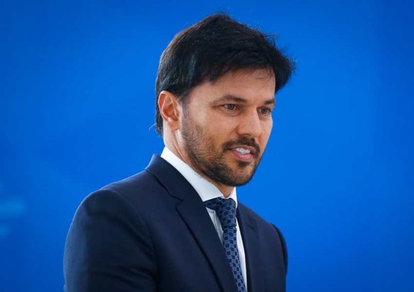 Ministro Fábio Faria diz que se 'arrependeu' por levantar suspeitas sobre rádios