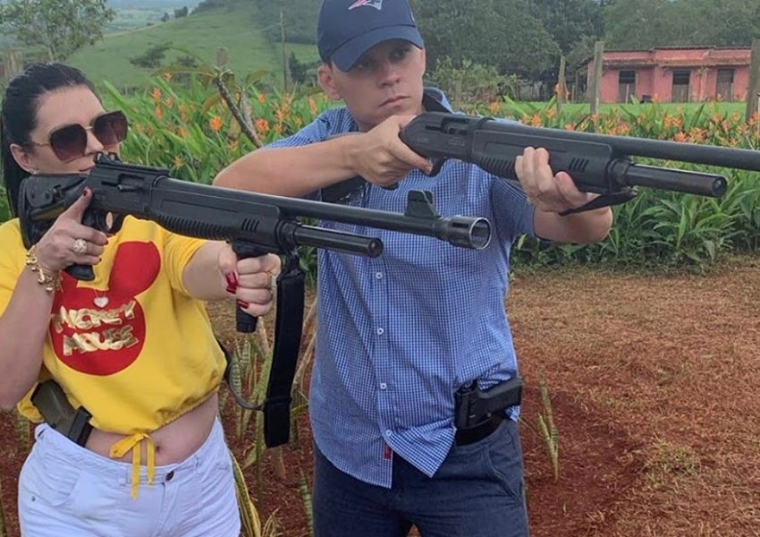 Secretaria de Segurança da BA manda polícia investigar deputada federal e marido após posts com armas de fogo