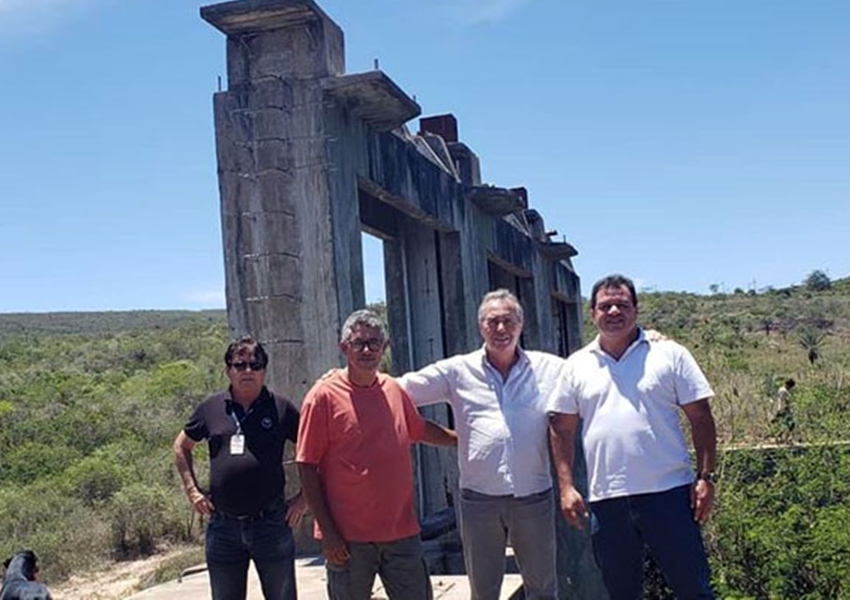 Deputado Marquinho Viana leva a Embasa para resolver o problema de água em Barra da Estiva