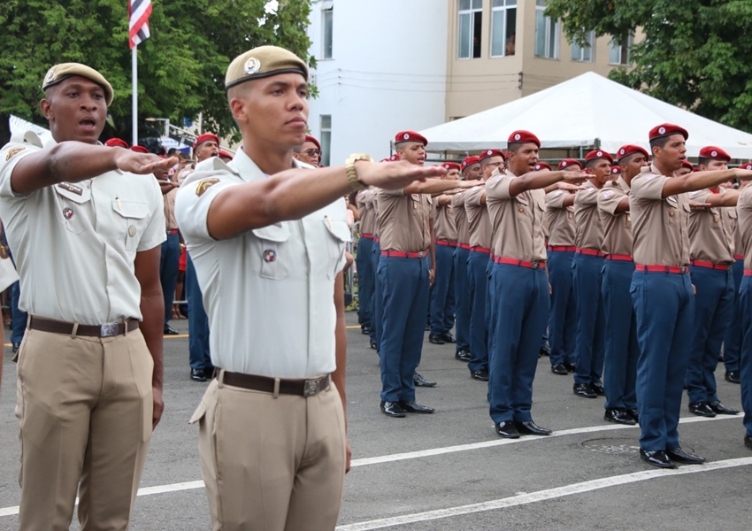 Bahia: PM e CBM formam 815 soldados em solenidade na Vila Militar