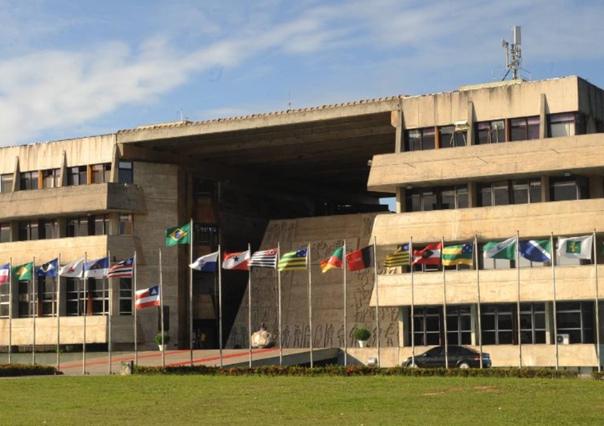 Mais de 300 servidores baianos têm indícios de acúmulo incompatível de cargos