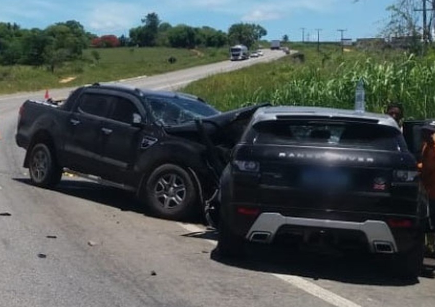 Batida entre carro e caminhonete deixa quatro feridos em rodovia do sul da Bahia