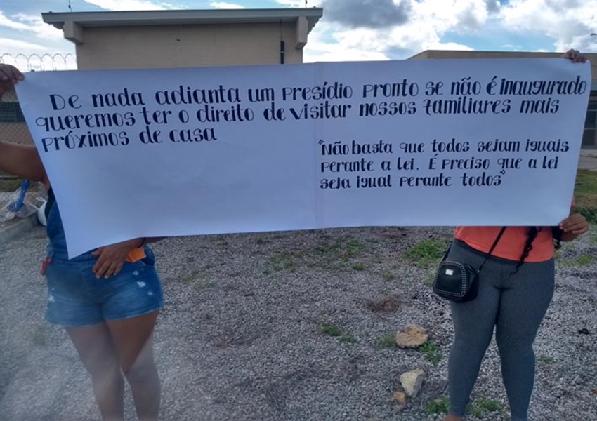 Parentes de detentos cobram inauguração do presídio de Brumado durante manifestação