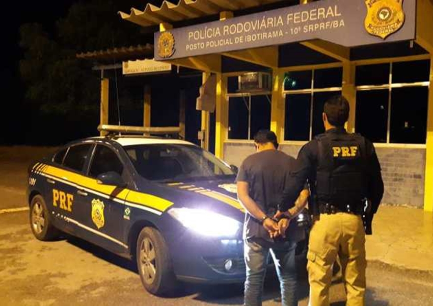 PRF em Ibotirama(BA) prende passageiro que estava como carona em veículo ocupado por um casal e uma criança, por uso de CNH falsa e 03 mandados de prisão em aberto