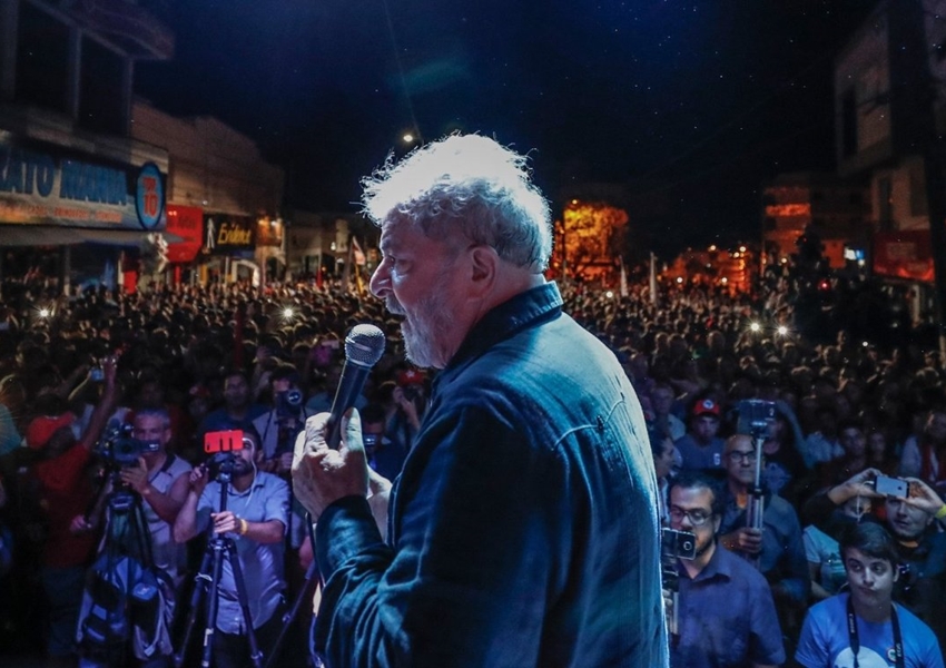 Amigos aconselham Lula a pedir transferência para presídio