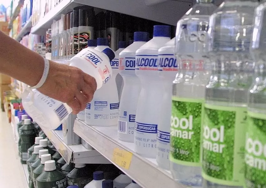 Anvisa proíbe novamente a comercialização de álcool líquido 70%