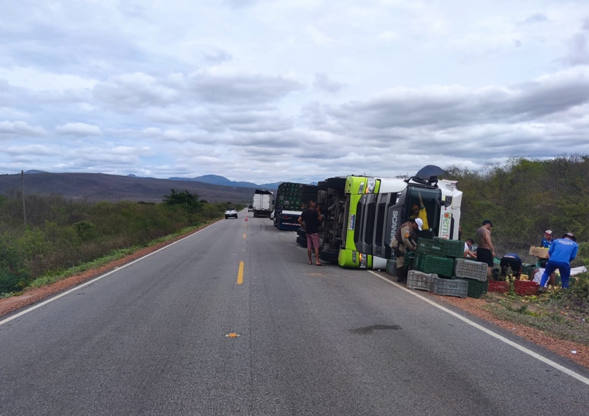 Caminhão tomba na BA-142 trecho entre Ituaçu e Tanhaçu