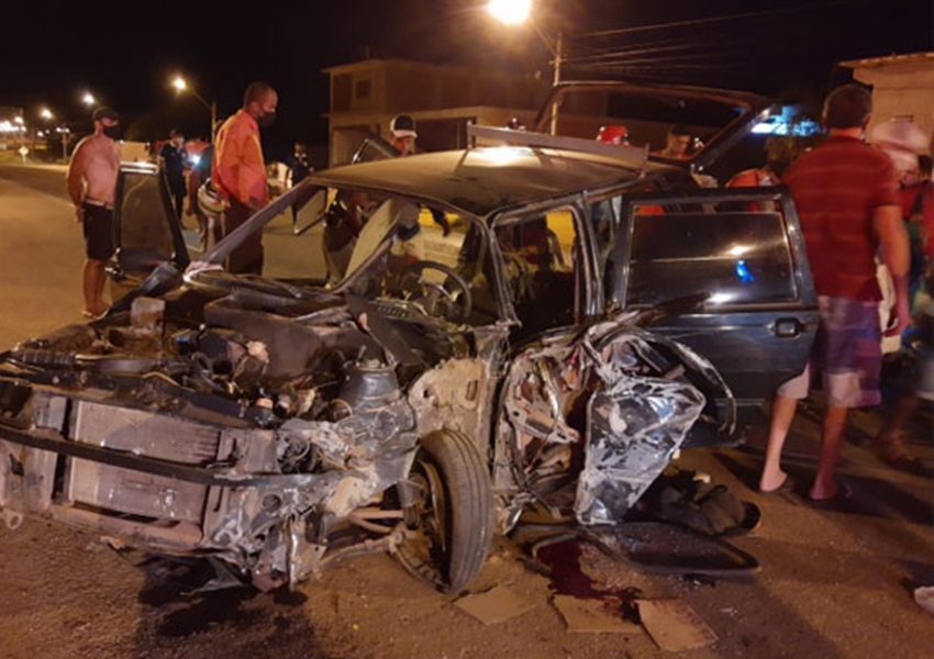 Carro e caminhão colidiram na BA-148, em Brumado