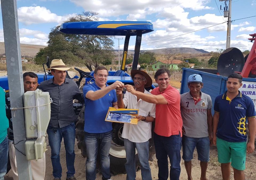 Mais tratores agrícolas entregues por emenda parlamentar do deputado Luciano Ribeiro