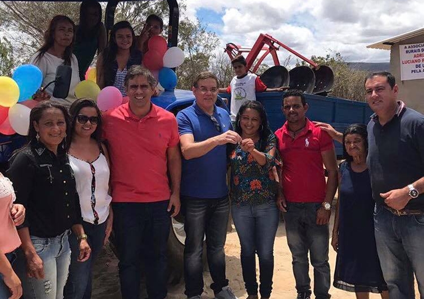 Mais tratores agrícolas entregues por emenda parlamentar do deputado Luciano Ribeiro