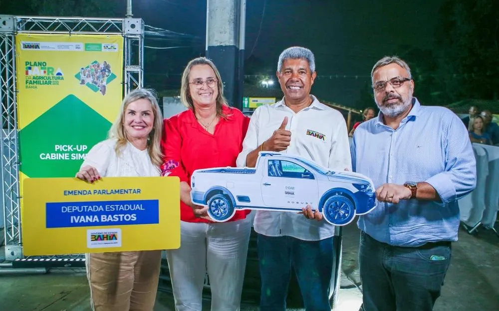Livramento recebe veículo e kit forrageira para fortalecer agricultura
