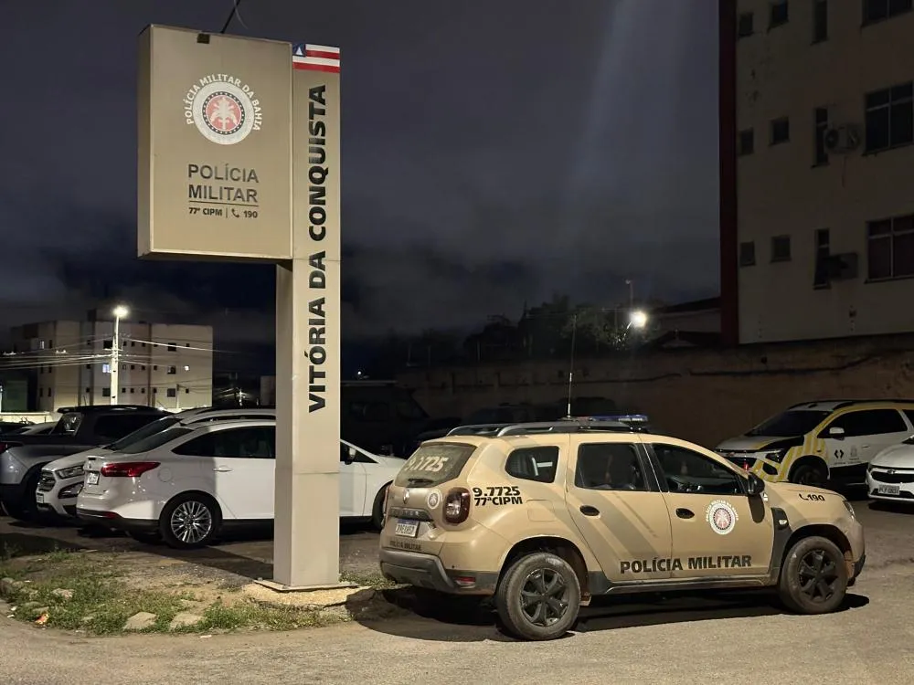 Homem é preso em flagrante por agredir enteada e desacatar policiais em Vitória da Conquista