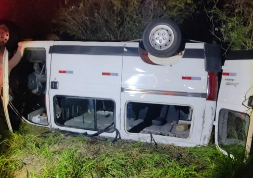 Tanhaçu: 07 pessoas ficam feridas após van capotar na BA-030