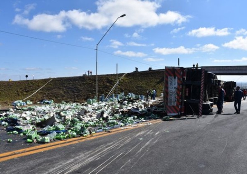 Carreta com 48 toneladas de refrigerante tomba em rodovia e PM frustra saque