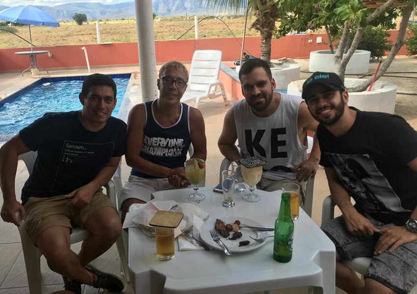 Integrantes da Banda Chiclete com Banana participam de almoço em sitio na zona rural de Livramento de Nossa Senhora