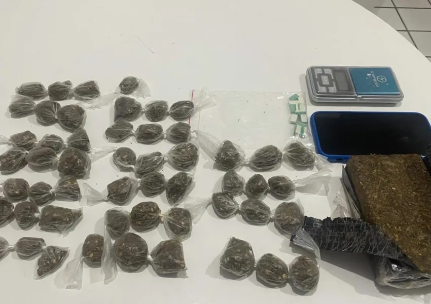 Ação conjunta da polícia apreende drogas e prende suspeito em praça de Paramirim