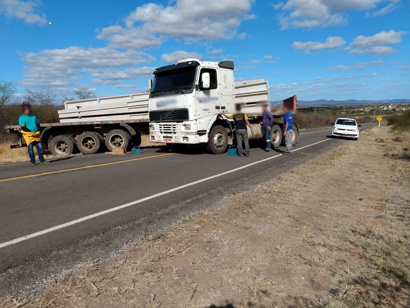 BA 148: Caminhão desengrena e por pouco não atinge condutor