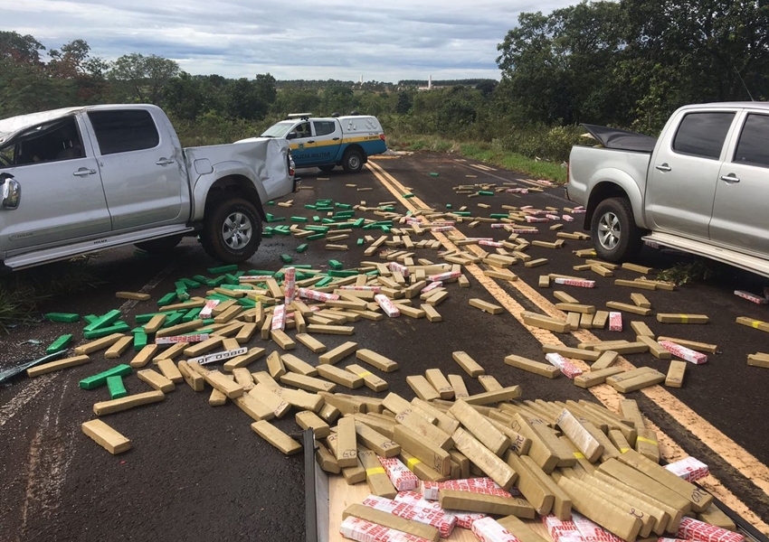 Caminhonete capota e tabletes de maconha ficam espalhados em rodovia do MS